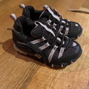 Toddler Girl Sketchers tennis shoes size 6.5